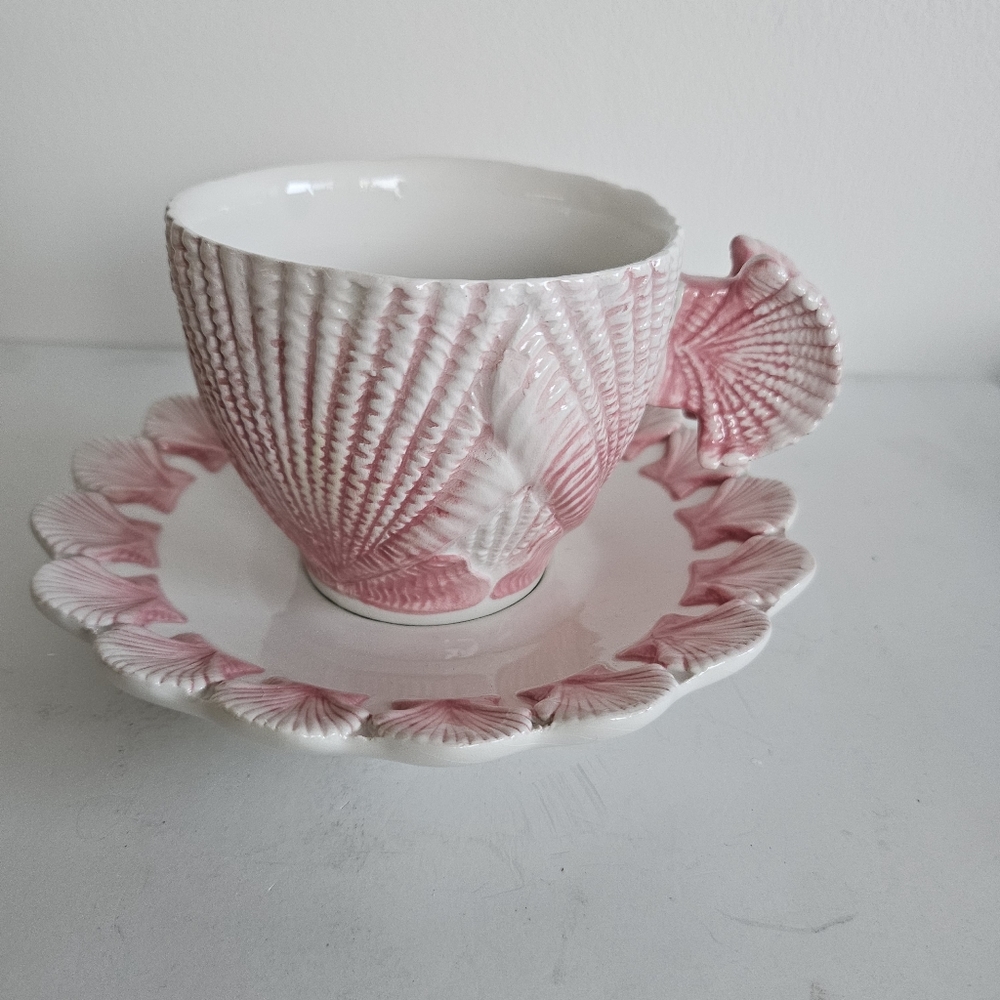 Seashell Cups And Saucers Set Of 4 Coastal Ocean Scalloped Edge Pink Ombre Italy